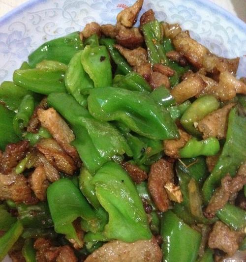 土豆丝炒青椒肉片，简单易学的下厨秘籍（用土豆丝、青椒和瘦肉片一起烹饪，味道鲜美、色彩丰富）-第2张图片-美味行家