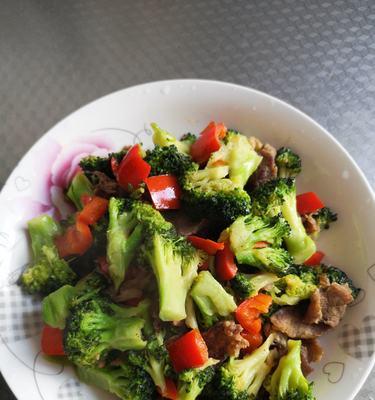 美味又健康的以西蓝花炒肉（以西蓝花的营养与肉类的口感完美融合，健康又美味的佳肴）-第2张图片-美味行家
