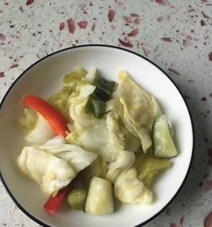 酸辣泡菜秘制大揭秘（以泡菜腌制技巧为主线，探究酸辣泡菜制作的诀窍）-第2张图片-美味行家