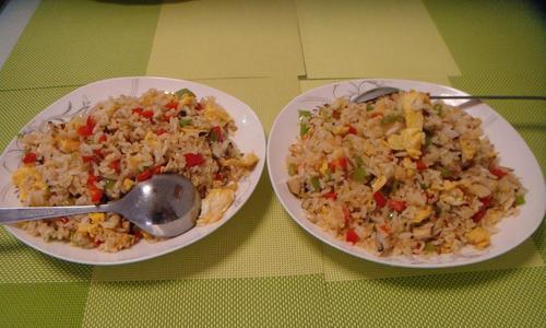 双椒鸡蛋炒饭的做法（手把手教你做出美味双椒鸡蛋炒饭）-第1张图片-美味行家