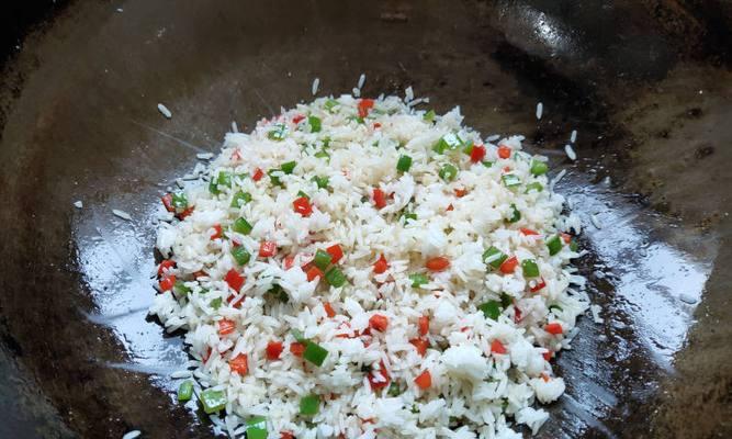 双椒鸡蛋炒饭的做法（手把手教你做出美味双椒鸡蛋炒饭）-第3张图片-美味行家