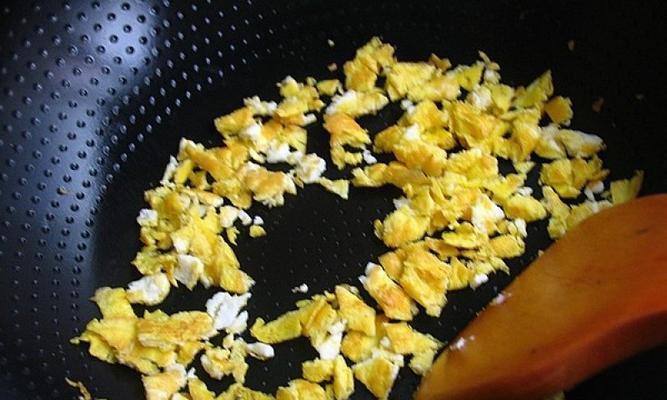 双椒鸡蛋炒饭的做法（手把手教你做出美味双椒鸡蛋炒饭）-第2张图片-美味行家