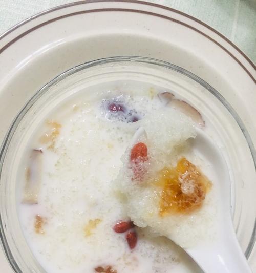 雪燕桃胶椰奶的制作方法（珍贵雪燕+天然桃胶+椰汁让你在家也能品尝高端养颜饮品）-第1张图片-美味行家