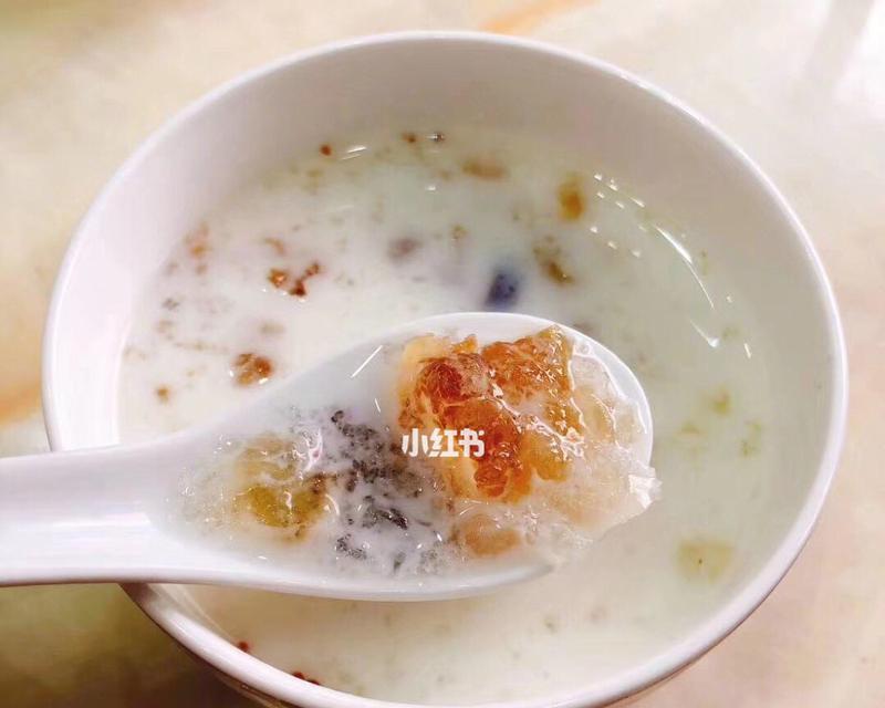 雪燕桃胶椰奶的制作方法（珍贵雪燕+天然桃胶+椰汁让你在家也能品尝高端养颜饮品）-第2张图片-美味行家