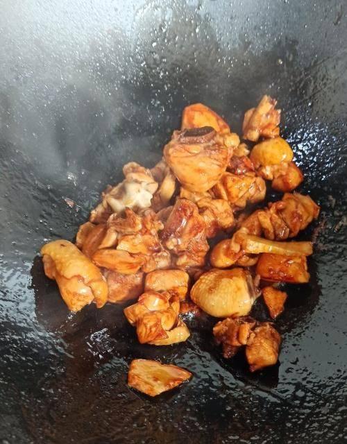 用香菇炒出美味鸡块（家常菜谱，健康美味，）-第1张图片-美味行家