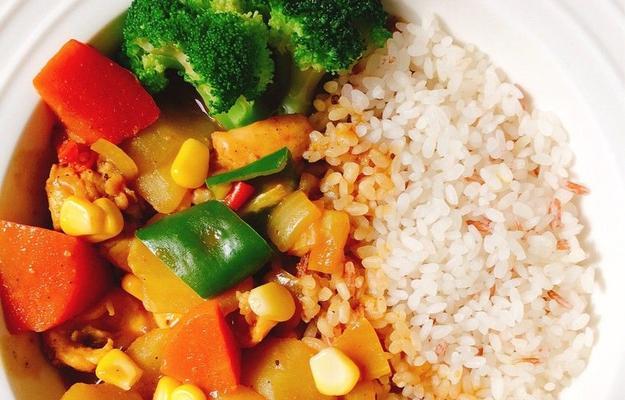 家庭美食，沙锅煲土豆块咖喱鸡汤（健康美味，简单易做，土豆咖喱煲鸡汤佳肴）-第1张图片-美味行家
