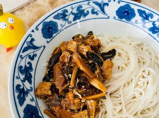 香菇木耳黄花菜面的制作方法（做出香气扑鼻、口感丰富的面条佳肴）-第2张图片-美味行家