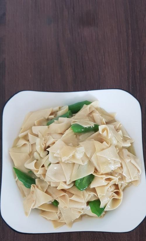 用土豆丝炒豆腐干，美味可口（鲜香可口的素食佳肴，口感丰富多样）-第1张图片-美味行家