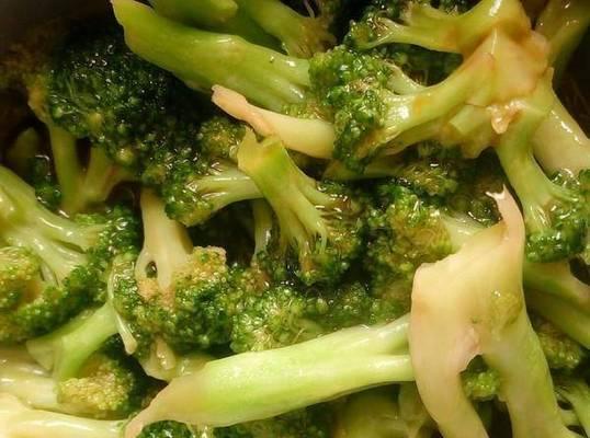 蒜蓉蚝油西兰花的做法（健康美味，家常菜佳选）-第2张图片-美味行家