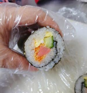 健康美味的蔬菜火腿寿司（以寿司卷为基础，简单制作，营养丰富）-第3张图片-美味行家