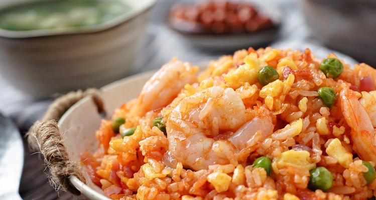 银鱼虾仁炒饭，美味不可挡！（一口口香气扑鼻的家常菜，教你轻松炒出大厨般的好味道。）-第1张图片-美味行家
