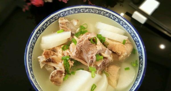 白萝卜大骨汤的制作方法（健康美味的营养汤/白萝卜与大骨的营养价值）-第1张图片-美味行家