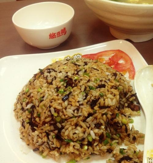 肉丁包菜炒饭，轻松学会！（健康美味的自制炒饭，营养又好吃！）-第1张图片-美味行家