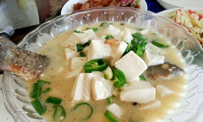 小鱼汤豆腐的做法（一锅浓郁的海鲜口感，轻松做出美味汤豆腐）-第1张图片-美味行家