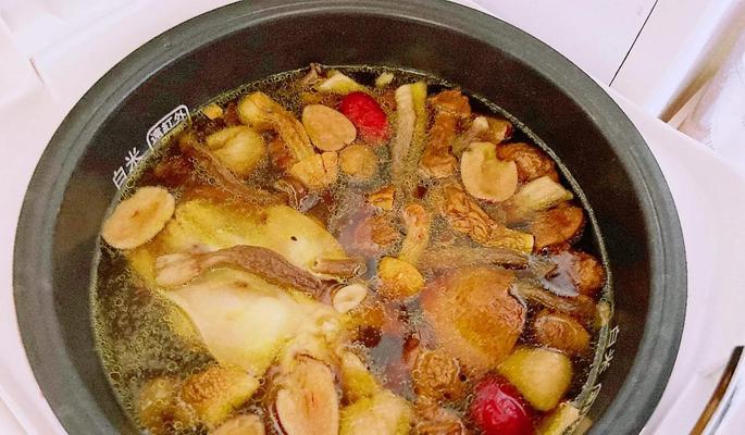 松茸莲子柴鸡汤的做法（美味养生，轻松享用）-第2张图片-美味行家