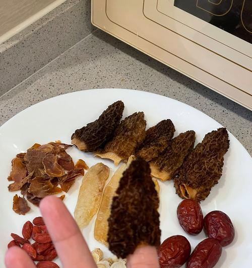 美味排骨煲的制作方法（以什菌的独特风味带来健康美味）-第1张图片-美味行家