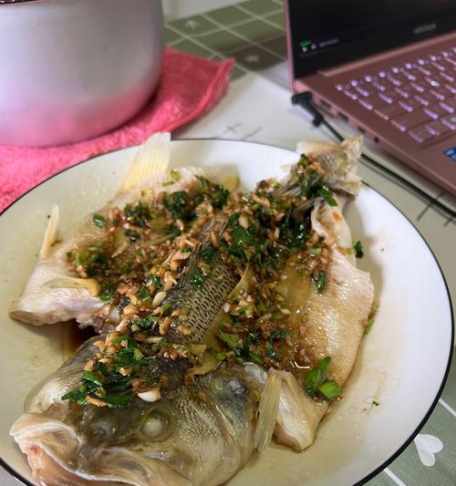 用油焖鲈鱼的家常美食（如何制作美味可口的油焖鲈鱼）-第1张图片-美味行家