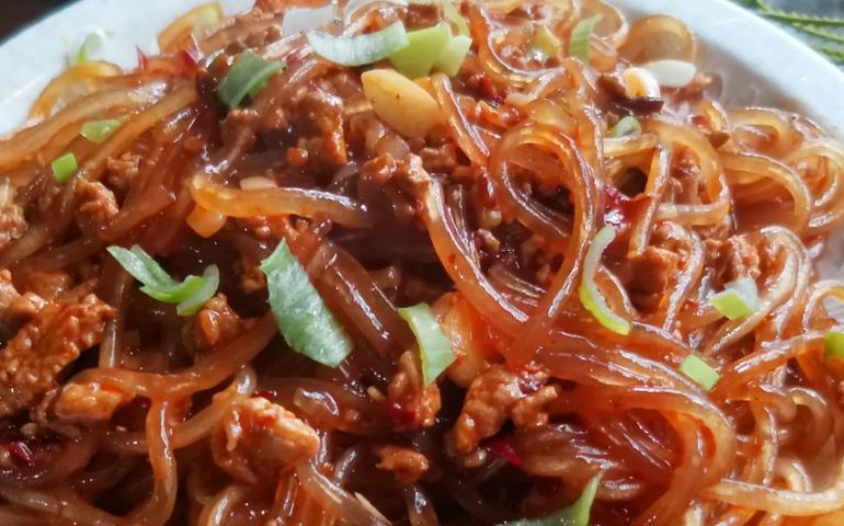 美味又下饭的红薯粉条肉炒做法（家常菜品，简单易学，营养美味）-第2张图片-美味行家