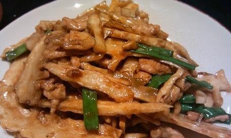 家常菜做法（简单易学的炒肉配笋片菜谱）-第2张图片-美味行家