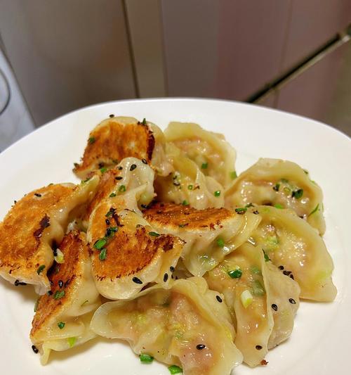手把手教你做猪肉白菜馅水饺（做水饺的正确步骤和技巧，让你做出美味的水饺）-第3张图片-美味行家