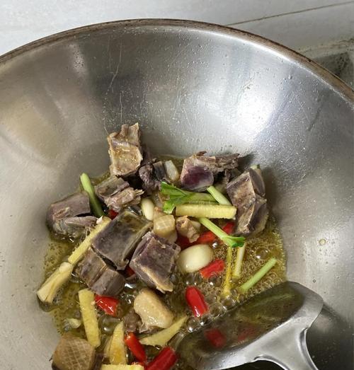 秘制蒸咸鸭大揭秘（口感鲜美，健康美味，让你欲罢不能）-第3张图片-美味行家