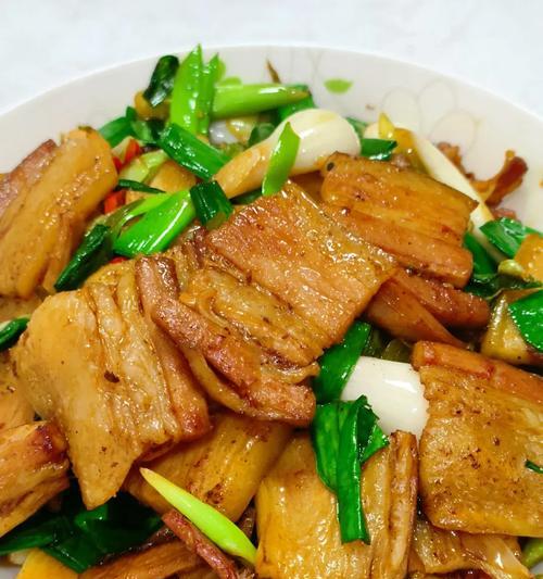 以蒜苗咸肉为主的家常菜做法（家庭美食必备的蒜苗咸肉做法分享，让你轻松上手烹饪！）-第3张图片-美味行家