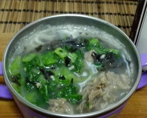 用油菜骨头汤打造美味营养的家常佳肴（传统烹调法，味道浓郁，营养丰富，一起学做油菜骨头汤）-第2张图片-美味行家