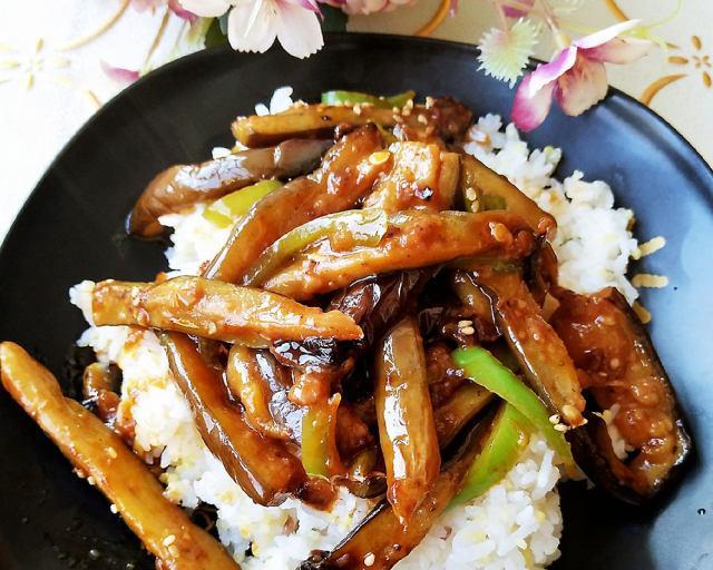 茄子盖饭——一道简单又美味的家常菜（学会这道菜，让你的饭桌多一份色彩和味道）-第1张图片-美味行家