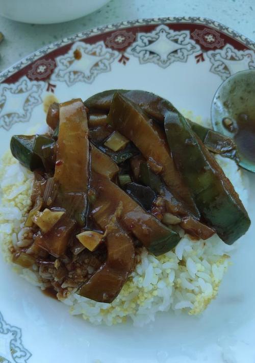 茄子盖饭——一道简单又美味的家常菜（学会这道菜，让你的饭桌多一份色彩和味道）-第3张图片-美味行家