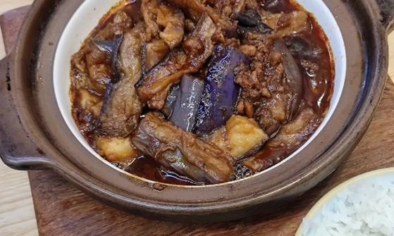 茄子盖饭——一道简单又美味的家常菜（学会这道菜，让你的饭桌多一份色彩和味道）-第2张图片-美味行家
