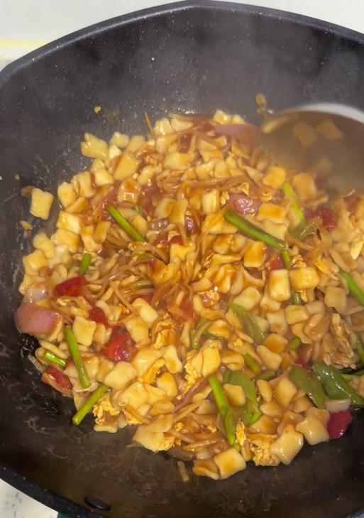 水揪片，健康美味双丰收（如何用简单的方作营养又美味的水揪片）-第1张图片-美味行家