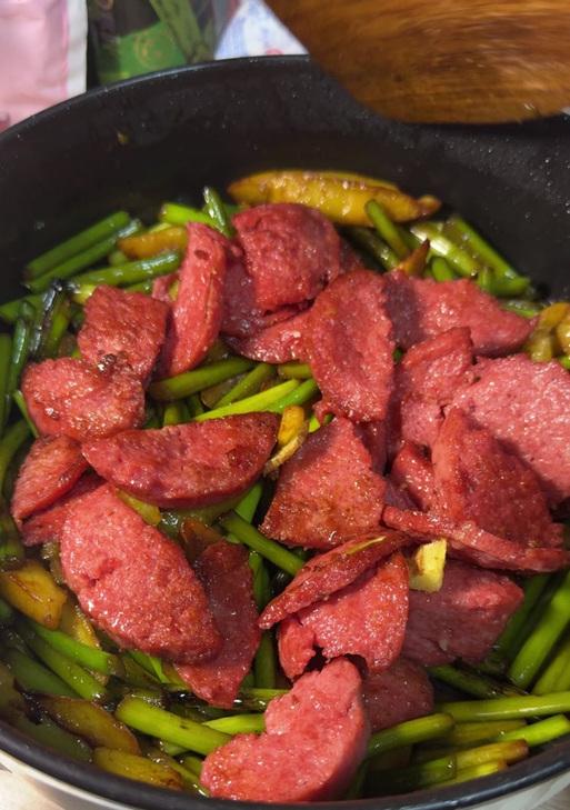 美味又营养的蒜薹炒土豆条（以蒜薹为主角，让土豆条更香更美味）-第1张图片-美味行家