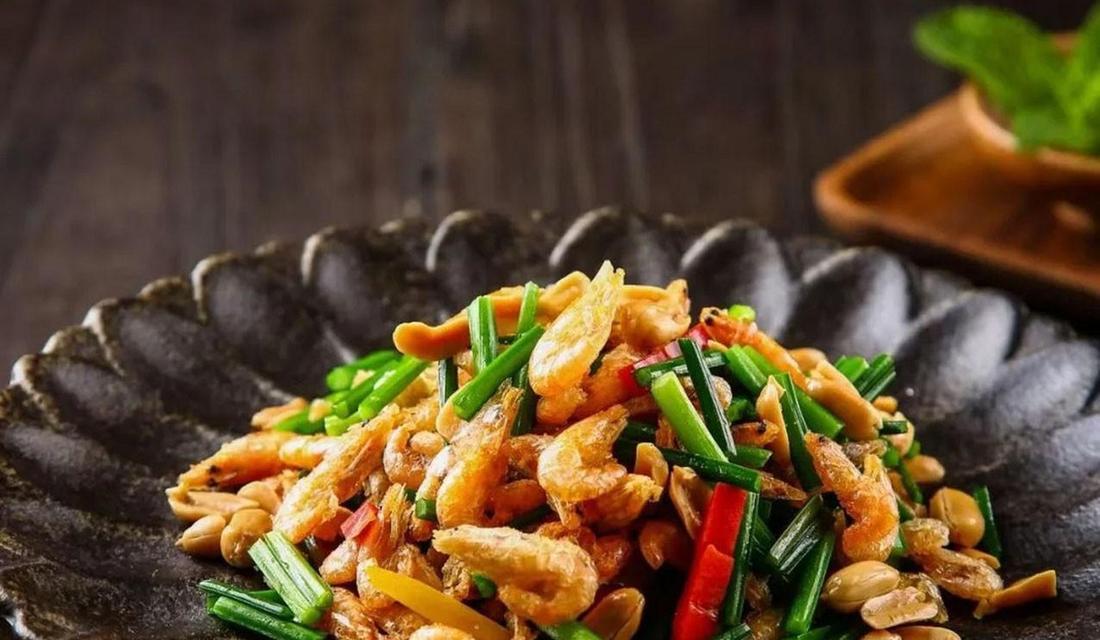 口感鲜美的香炒小河虾（以小河虾为主材，如何制作出美味可口的小炒虾）-第3张图片-美味行家