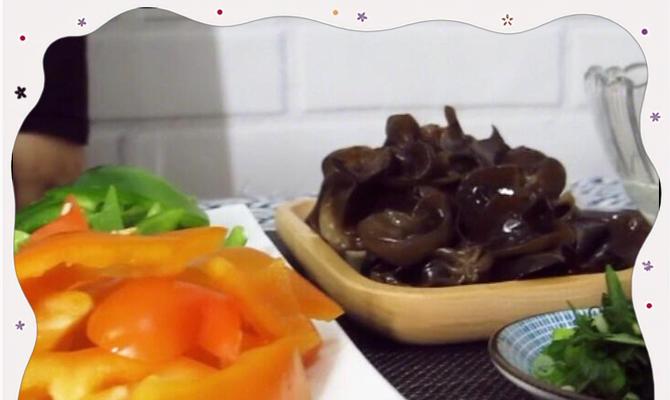 彩椒拌黑木耳，清爽美味一夏（打造清新口感，营养美食来袭）-第1张图片-美味行家
