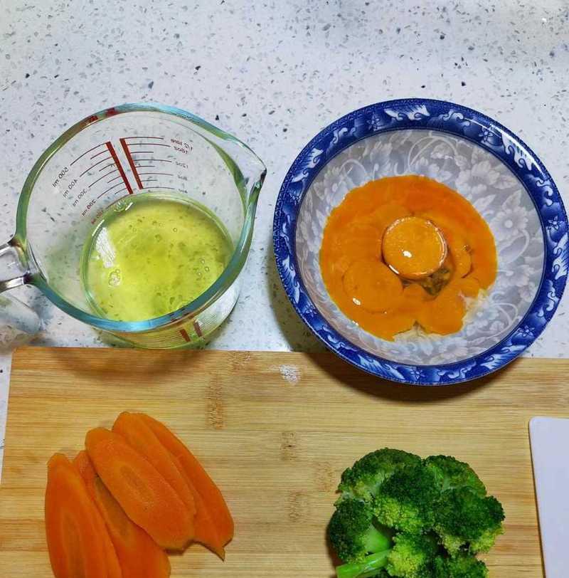 双色鸟巢鸡蛋饼的制作方法（以新鲜食材制作美味鸟巢鸡蛋饼）-第2张图片-美味行家
