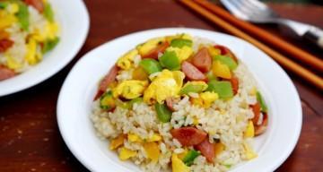 简易美食大——蟹肉棒火腿肠蛋炒饭（一口香浓，营养丰富的家常料理，你不容错过！）-第2张图片-美味行家