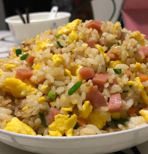 简易美食大——蟹肉棒火腿肠蛋炒饭（一口香浓，营养丰富的家常料理，你不容错过！）-第3张图片-美味行家