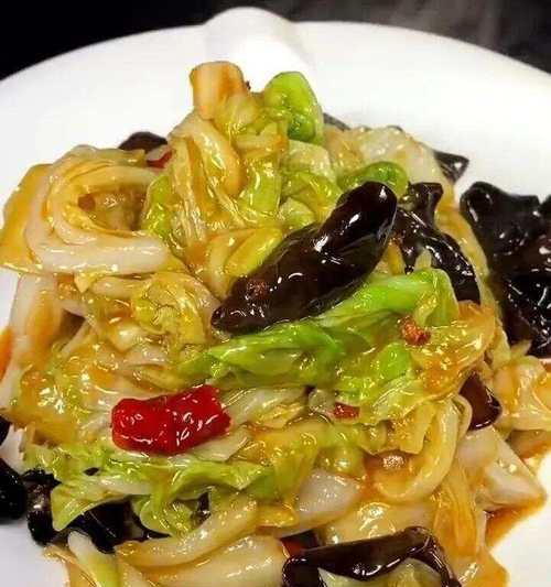 五花肉烧白菜，美味大碗不容错过（用五花肉与白菜烹制，营养又美味）-第3张图片-美味行家