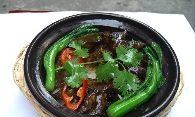 美味健康的蒜子焖塘鲺做法（传统佳肴，营养丰富，味道鲜美，健康养生）-第1张图片-美味行家