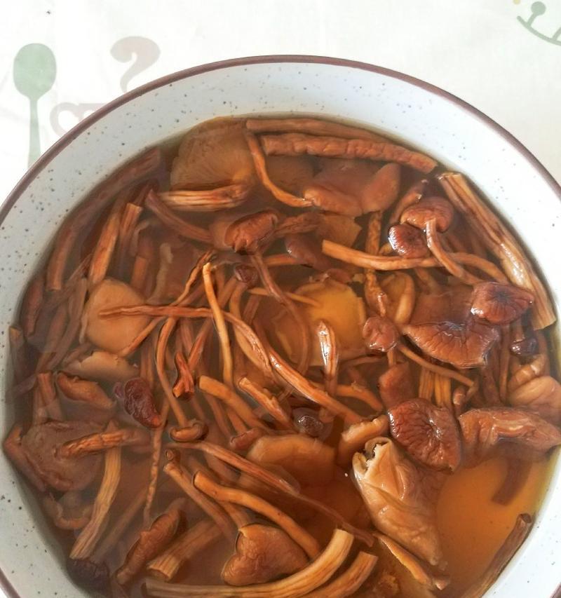 茶树菇水鸭汤的做法（用鲜美的水鸭和健康的茶树菇煲汤，轻松呵护你的健康！）-第3张图片-美味行家