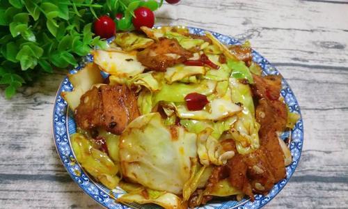 五花肉炒卷心菜（营养丰富的美味家常菜）-第1张图片-美味行家