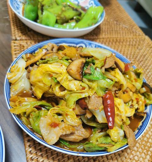 五花肉炒卷心菜（营养丰富的美味家常菜）-第3张图片-美味行家