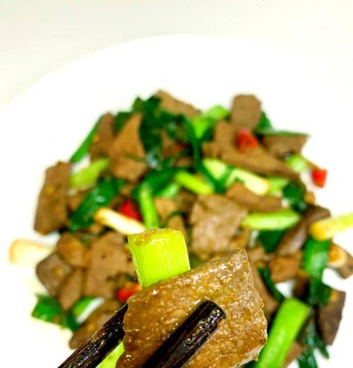 蒜苗红椒炒猪肝，营养又美味-第2张图片-美味行家
