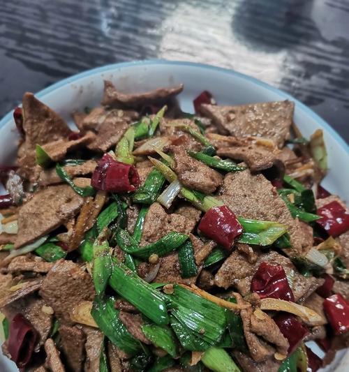 蒜苗红椒炒猪肝，营养又美味-第1张图片-美味行家