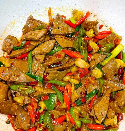蒜苗红椒炒猪肝，营养又美味-第3张图片-美味行家