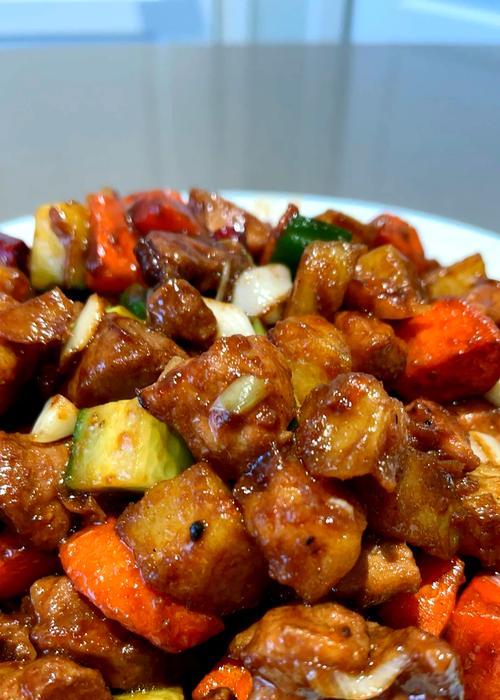健康美食——香葱胡萝卜丁（清爽可口的蔬菜拌饭菜谱，适合春夏季节食用）-第1张图片-美味行家