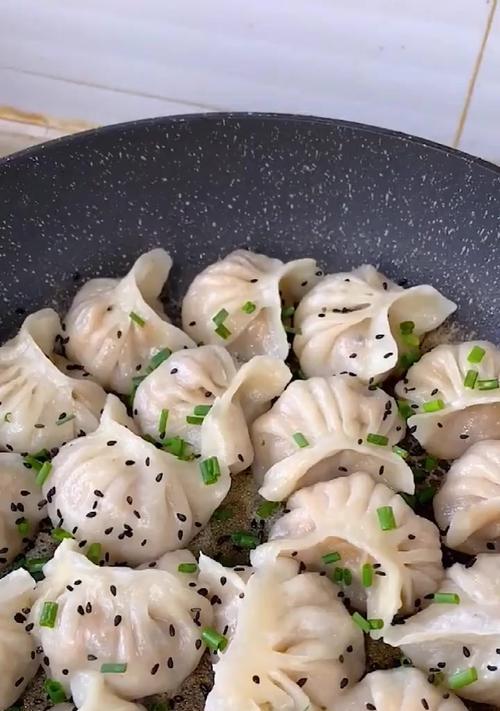 冰花水煎包，轻松做出鲜美口感（从选料到制作，让你轻松做出口感极佳的冰花水煎包）-第1张图片-美味行家
