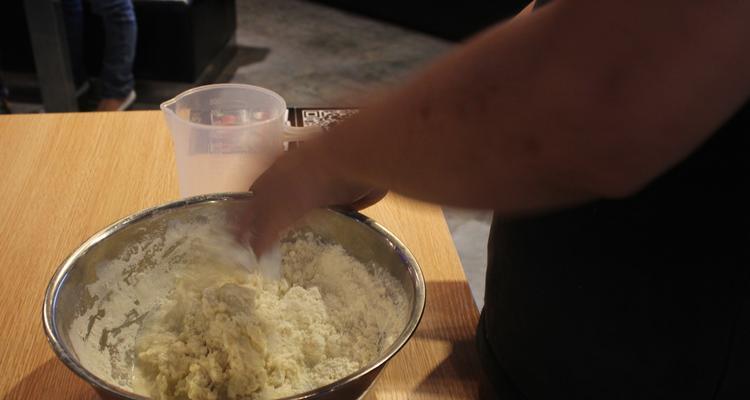 如何制作美味的顺风腊肠卷（一步步教你打造口感鲜美的腊肠卷）-第1张图片-美味行家