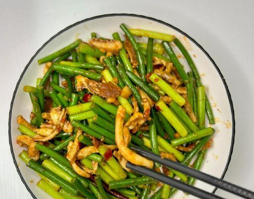 鲜嫩可口，鱿鱼炒菜花的做法（美食佳肴，让你垂涎三尺）-第3张图片-美味行家