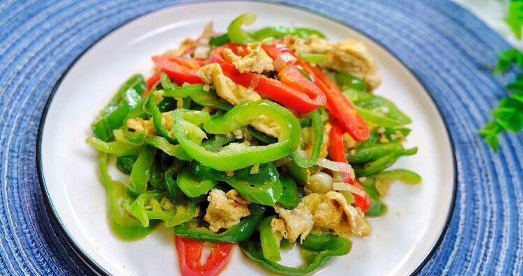 青蒜彩椒炒鸡蛋的做法（做饭小白也能轻松学会，快来尝试！）-第1张图片-美味行家